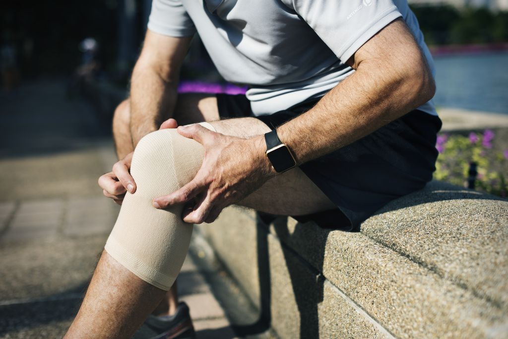 elderly-man-having-knee-injury.jpg